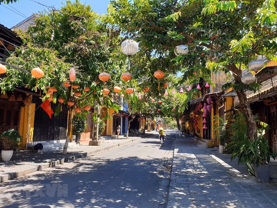 Sin embargo, gracias a la gran conciencia de la gente, desde la mañana del 30 de julio, casi todas las actividades sociales en Hoi An parecían detenerse por completo. Las calles estaban tranquilas y las tiendas se cierran. (Foto: VNA)