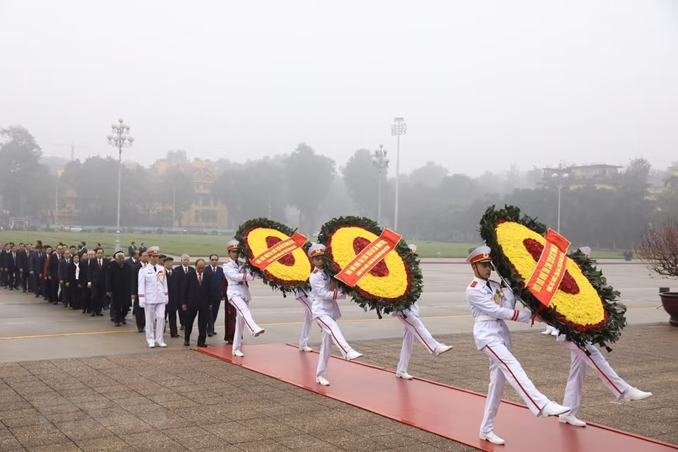 Delegación de dirigentes del Partido y Estado visita hoy al mausoleo del Presidente Ho Chi Minh para rendir homenaje póstumo por el 90 aniversario de la fundación del Partido Comunista de Vietnam (3 de febrero de 1930). (Foto: VNA)