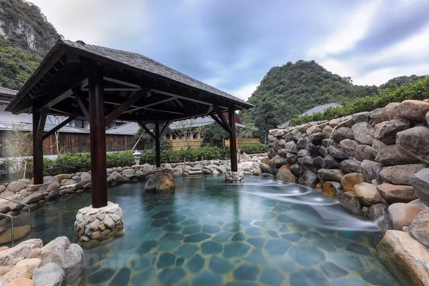Aquí, los visitantes pueden experimentar muchos servicios atractivos con subdivisiones, tales como: baño mineral familiar, área de villa pequeña con baño interior y exterior, sistema tradicional de sauna hinoki, sala de piedra sal del himalaya, sala de nieve...Los baños de Yoko Onsen están equipados con un sistema de filtración de circulación continua, que elimina las impurezas dañinas para la piel y garantiza la calidad del agua incluso cuando son utilizados por varios clientes al mismo tiempo. La sauna ofrece baños calientes, fríos, de sal del Himalaya ... Las pequeñas villas con baños minerales interiores y exteriores, con vistas a las majestuosas montañas, serán la opción ideal para las parejas, familia. (Foto: Vietnam +) 