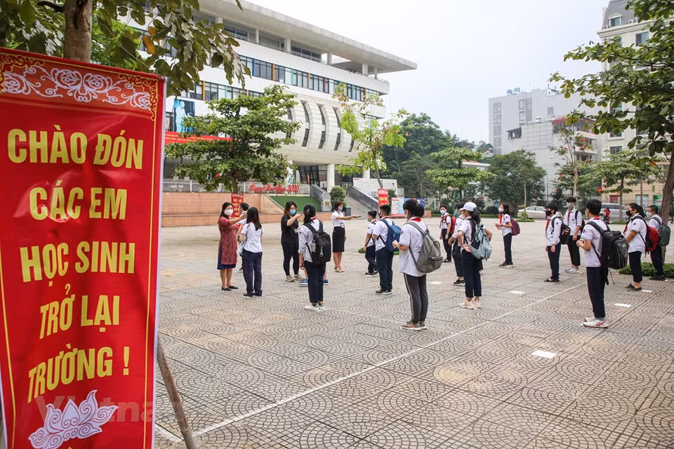 La escuela adoptó medidas preventivas al contagio de la pandemia como la medición de la temperatura corporal para los estudiantes antes de la clase. (Foto: VNA)