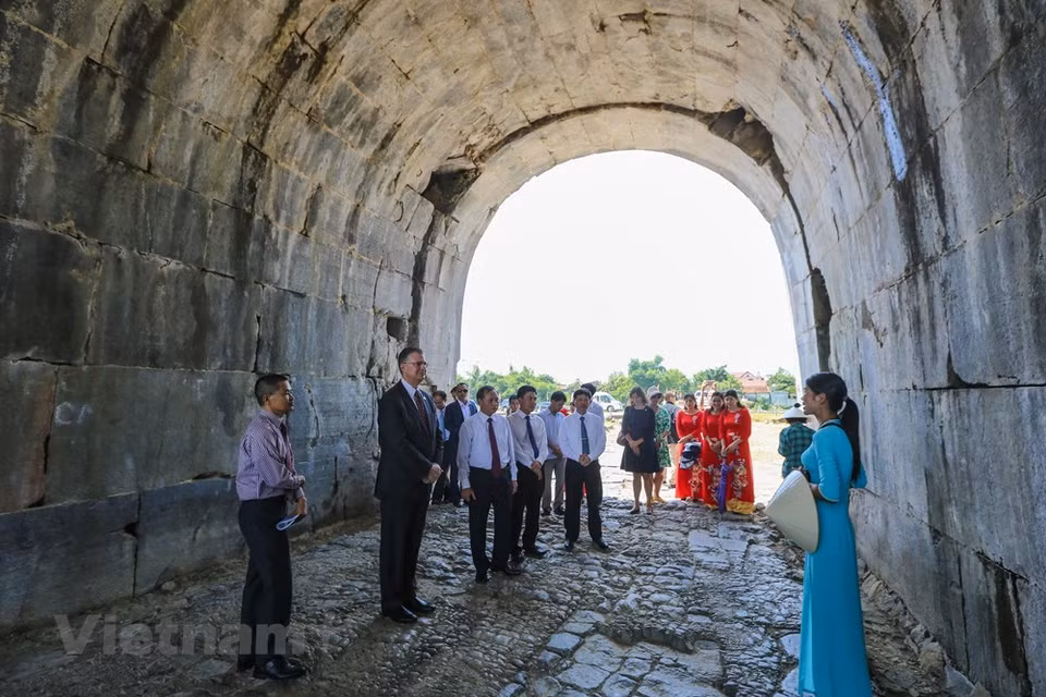 AFCP proporciona cerca de 93 mil dólares para preservar el Cong Nam, la única construcción importante existente en la reliquia de la citadela de la dinastía Ho (Foto: VNA)