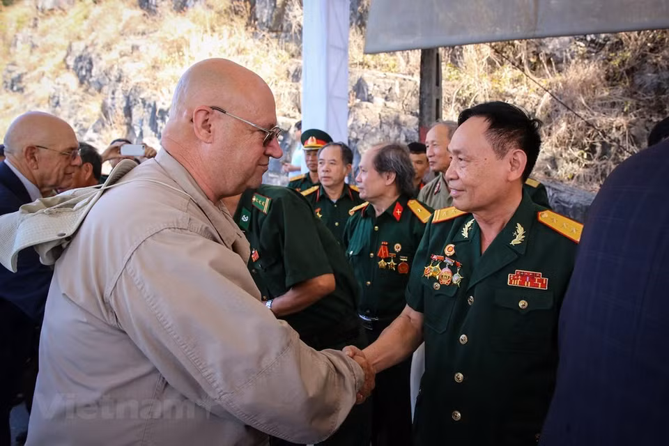 El veterano vietnamita Le Xuan Giang, quien luchó en la colina C4 para proteger el puente Ham Rong, con el embajador de Estados Unidos, Daniel J. Kritenbrink (Foto: VNA)