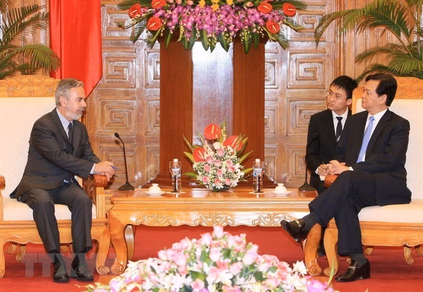 Primer ministro Nguyen Tan Dung recibió al canciller de Brasil, Antonio de Aguiar Patriota, durante su visita oficial a Vietnam en julio de 2012. (Foto: VNA)