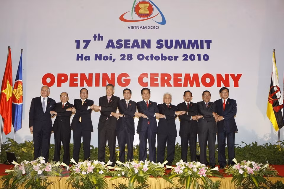 Vietnam fue sede de las cumbres ASEAN XVI y XVII. Este es el año en que Vietnam asume el papel de Presidente de la ASEAN y celebra 15 años de adhesión. Desde que se convirtió en miembro de la ASEAN, Vietnam ha hecho muchas contribuciones importantes en cuatro áreas principales de cooperación de la ASEAN. (Foto: VNA)