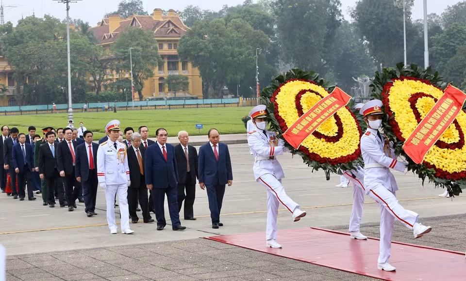 Dirigentes del Partido y Estado de Vietnam rindieron el 30 de abril un homenaje póstumo al presidente Ho Chi Minh en el Mausoleo dedicado al líder de la revolución vietnamita, con motivo del 45 aniversario del Día de la Reunificación Nacional. (Foto: VNA)