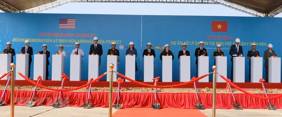 El 5 de diciembre de 2019, la Agencia de los Estados Unidos para el Desarrollo Internacional (USAID), la Fuerza Aérea de Vietnam y el Centro de Acción Nacional de Superación de las Consecuencias de los Productos Químicos Tóxicos y el Medio Ambiente (NACCET) organizaron una ceremonia de inauguración para el Proyecto de Remediación de Dioxinas en el Aeropuerto Bien Hoa. (Foto: VNA)