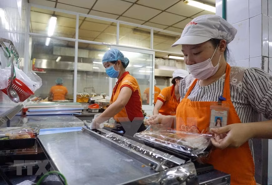 Cada comida se empaca cuidadosamente antes de enviarlo a las personas en áreas de cuarentena (Foto: VNA)