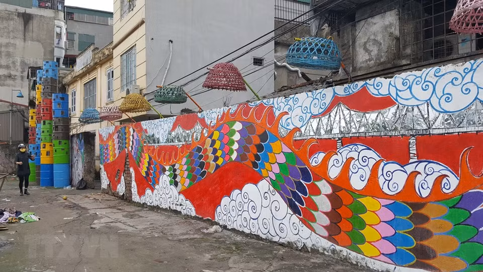 Obra del artista español Diego Cortiza (Foto: VNA)
