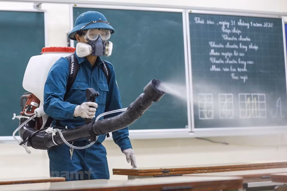 Antes el riesgo del contagio del nuevo coronavirus (2019-nCoV), muchas escuelas en Vietnam iniciaron hoy la fumigación y la limpieza. (Foto: Vietnam +)