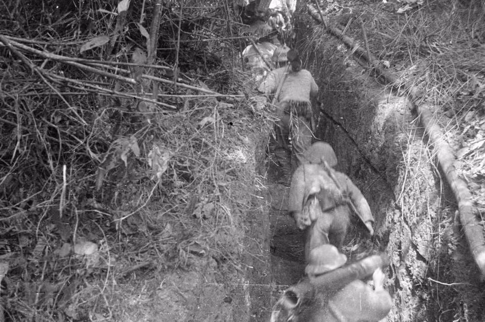 La fuerza de asalto se acercó a las posiciones enemigas en la colina de Him Lam y destruyó este importante punto el día de la apertura de la campaña el 13 de marzo de 1954. En la campaña Dien Bien Phu, el sistema de túneles y trincheras tenía más de 400 km de largo en diferentes niveles. (Foto: Archivo)