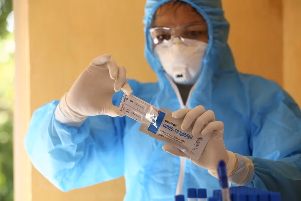 Los trabajadores de la salud preparan el kit de prueba rápida SARS-CoV-2 para personas en la comuna de Mai Dinh, distrito de Soc Son. (Foto: VNA)
