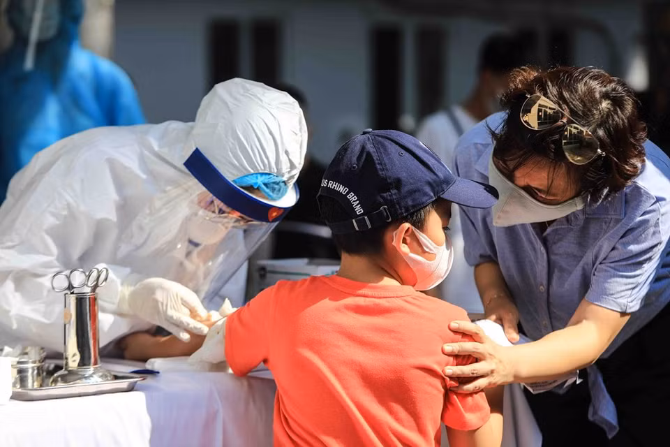 Los trabajadores de salud toman muestras de sangre para los ciudadanos que regresan de Danang. (Foto: VNA)