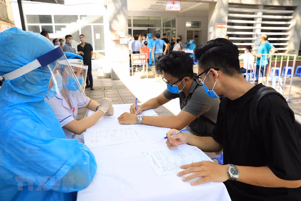 Tomaron muestras de los ciudadanos que regresaron de Da Nang a Hanoi en el Centro de Salud del Distrito Hai Ba Trung. (Foto: VNA)