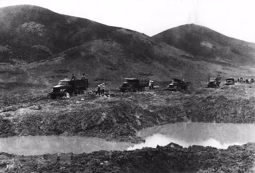 Desde 1959 hasta 1975, los legendarios soldados de Truong Son y pobladores locales trabajaron para mantener una red que atravesaba 21 provincias de Vietnam, Laos y Camboya, con una longitud total de 20 mil kilómetros de carretera, 600 kilómetros de vía fluvial, mil 400 de oleoductos, y mil 500 kilómetros de líneas de comunicaciones. (Fuente: VNA)