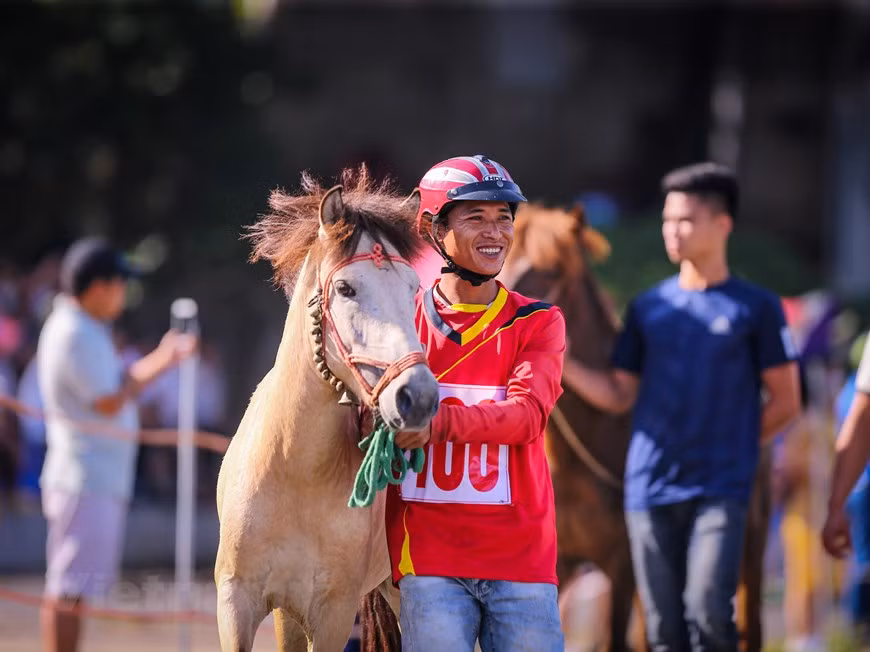 La tradicional carrera de caballos de Bac Ha en 2020, que se llevó a cabo los días 30 y 31 de mayo, fue muy emocionante, con una competencia feroz. El festival, que tuvo lugar justo en la temporada de cosecha de ciruelas, impulsará el consumo directo de esta fruta de los residentes de Bac Ha, aparte de promover el desarrollo de la industria sin humo de la localidad. Cuando la fiesta se inicia, los competidores, con sombreros plásticos, marchan hacia el hipódromo. Compiten en la forma tradicional, sin silla de montar. El caballo está cubierto con un paño de lino rectangular y un manto tejido. Dos crampones se adjuntan a la brida cerca de la boca de la bestia. Los jinetes son expertos en el control de sus caballos con las manos, en lugar de utilizar un látigo. Esta es la primera vez que una jinete femenina asiste a la carrera desde que se organizó la primera competencia en 2007 (Foto: Vietnam +)