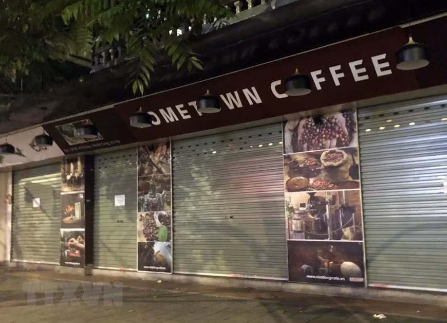 Los cafés en la "calle del café" de Vo Thi Sau en el distrito de Hai Ba Trung, Hanoi están cerrados (26 de marzo de 2020) (Foto: VNA)