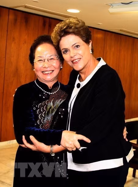Vicepresidenta Nguyen Thi Doan se reúne con la presidenta, Dilma Rousseff, el 15 de mayo de 2015, en el marco de la 25 Cumbre Mundial de Mujeres celebrada en Brasil. (Foto: VNA)