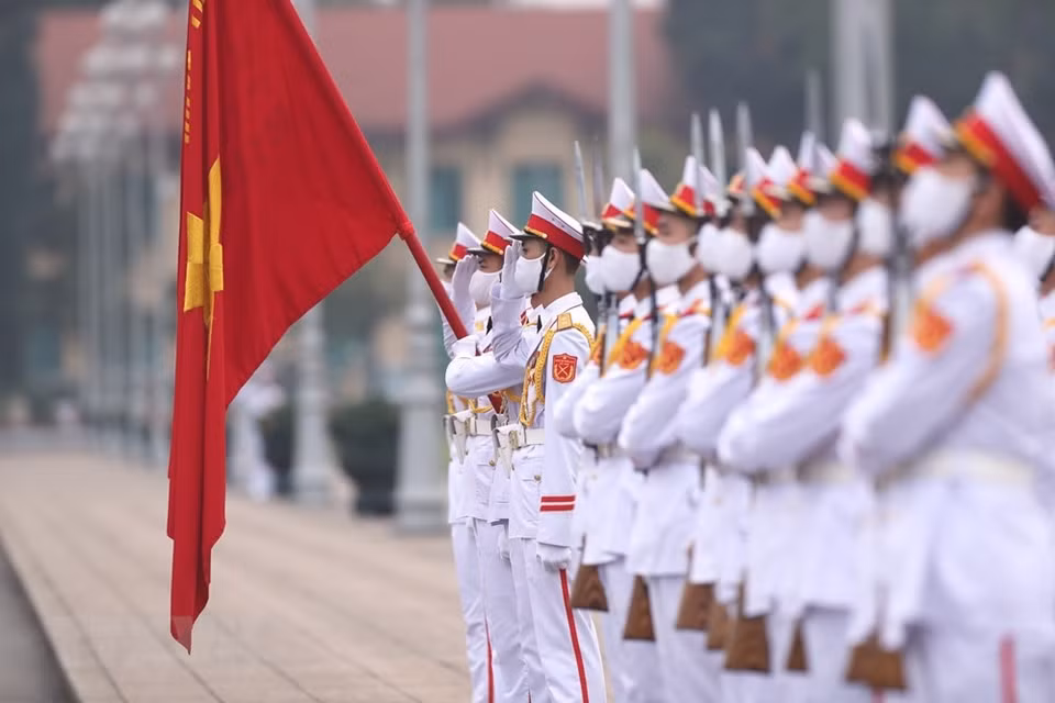 La ceremonia de izamiento de la bandera nacional en la plaza Ba Dinh en la mañana del 30 de abril de 2020. (Foto: VNA)