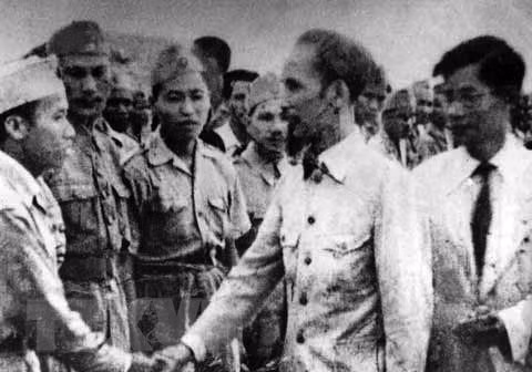 El Presidente Ho Chi Minh visitó una unidad militar de Hanoi a principios de 1947. (Foto: Archivo)