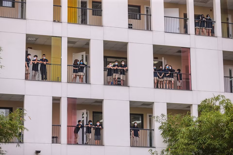 Durante el primer período del lunes por la mañana (4 de mayo), los maestros informaron a los estudiantes sobre medidas preventivas a COVID-19. Al mismo tiempo, se supervisarán regularmente la salud de los estudiantes en la escuela. (Foto: Minh Son / Vietnam +)