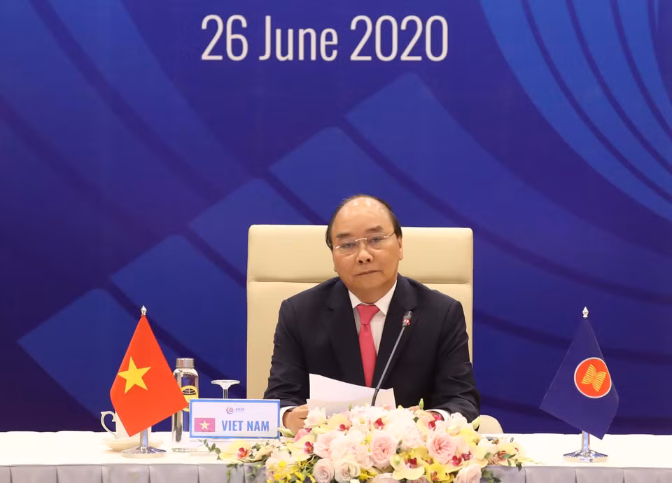 El primer ministro de Vietnam, Nguyen Xuan Phuc, presidente de ASEAN 2020, pronunció el discurso de apertura de la 36 Cumbre de la ASEAN. ( Foto: VNA)