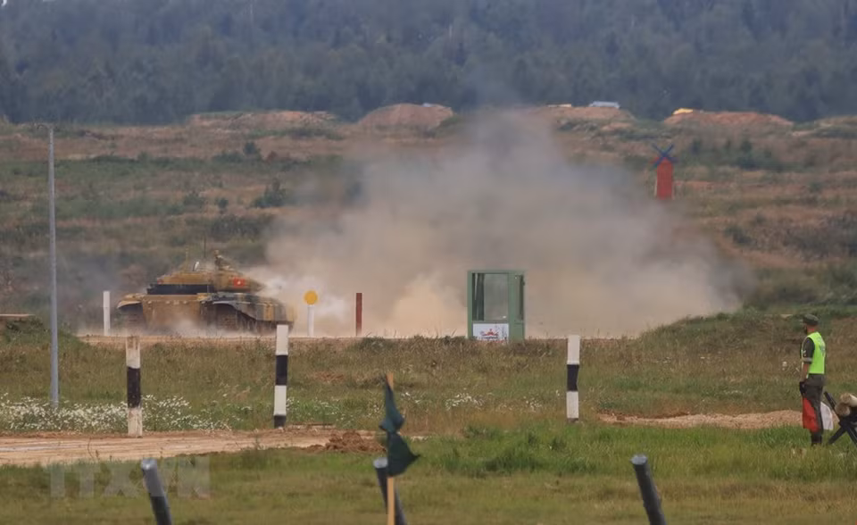 Según lo previsto, los oficiales vietnamitas participarán en seis categorías de la competencia, incluida biatlón de tanques, rutas seguras, entornos peligrosos, amigos leales, áreas de accidentes y amistad sin fronteras, que se desarrollarán hasta el 5 de septiembre próximo. (Foto: VNA)