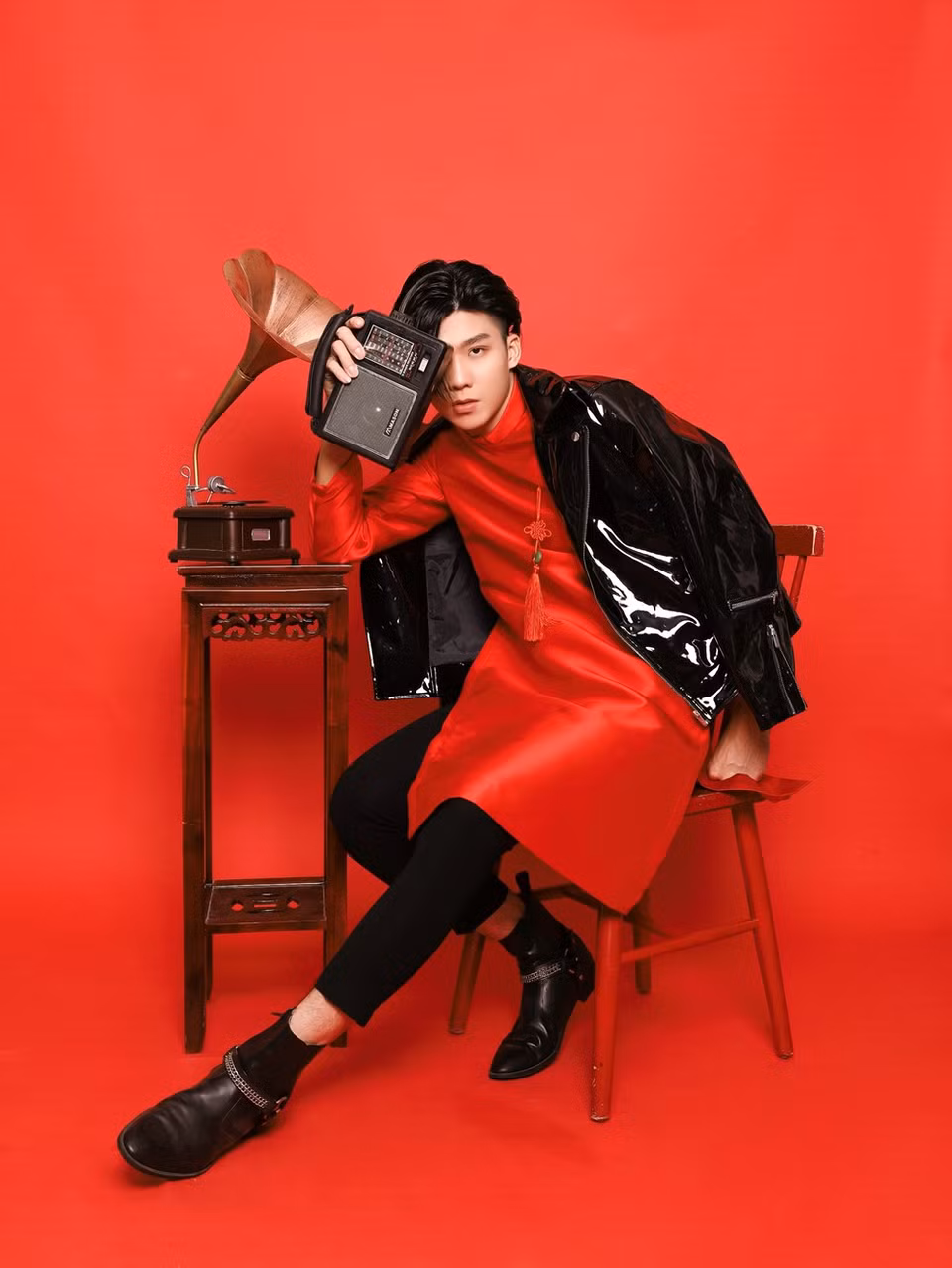Rapper Soho combina traje tradicional y moderno (Foto: CTV/Vietnam+)