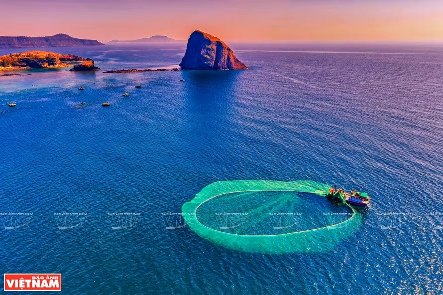 “Bình minh trên biển” (Amanecer en el mar) - Autor: Ngo Thi Thu Ba (Fuente: VNP)