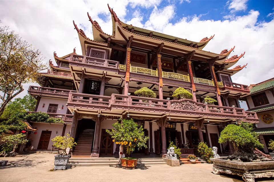 Ubicado en la provincia de Binh Dinh, una tierra con una larga historia con la cultura Sa Huynh, que solía ser la antigua capital del reino de Champa, la pagoda de Thien Hung es uno de los destinos turísticos más atractivos. En esta tierra goza de una larga historia con la cultura Sa Huynh, y aún se conservan herencias como el castillo Do Ban y las torres Cham con un arte arquitectónico único, además tierra natal de muchos famosos. Las artes marciales y la diversidad cultural son ricas en varios tipos de artes como la cabaña de canciones, el canto de ópera y la música marcial de Tay Son. (Foto: Vietnam +)