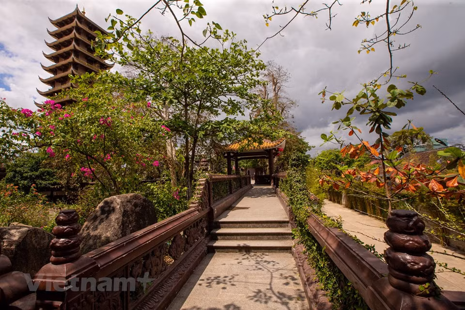 La pagoda Thien Hung no es muy grande como muchos otros templos famosos. Sin embargo, los visitantes se atraen por el diseño de la pagoda Thien Hung que goza de una combinación entre la arquitectura asiática tradicional y la moderna con los pabellones construidos de techos de tejas curvas como el antiguo palacio. Además el campus está decorado con muchas plantas ornamentales, de las cuales numerosas son bonsai con hermosas, elegantes, cuidadosamente recortadas, lo que le da a las personas una agradable sensación de frescura, y el color verde fresco hace que este lugar tranquilo sea aún más pacífico y relajante. (Foto: Vietnam +)