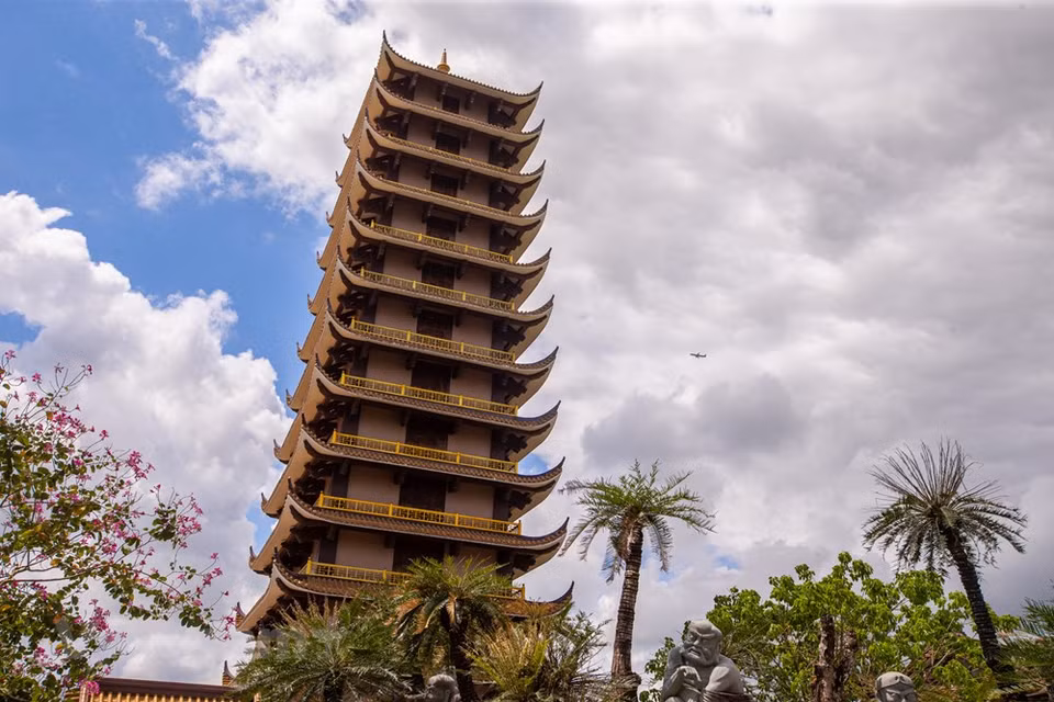 Si eres un seguidor del budismo o simplemente un entusiasta del arte de la belleza, no pierdas la oportunidad de poner un pie en la pagoda Thien Hung y disfrutar del fragante aroma de loto. "Abraza" suavemente cada corriente de tus emociones. La pagoda de Thien Hung es uno de los destinos turísticos más atractivos de Binh Dinh, una tierra con una larga historia con la cultura Sa Huynh, que solía ser la antigua capital del reino de Champa, pero aún se conservan herencias como el castillo Do Ban y las torres Cham con un arte arquitectónico único, además tierra natal de muchos famosos. (Foto: Vietnam +)