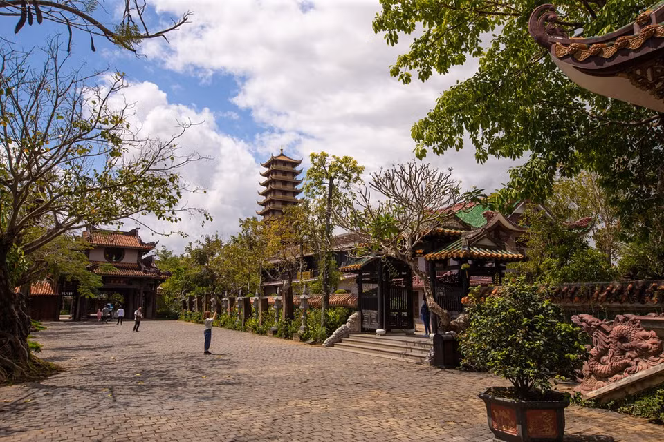 Binh Dinh es una tierra con una larga historia con la cultura Sa Huynh, solía ser la antigua capital del reino de Champa, pero aún se conservan herencias como el castillo Do Ban y las torres Cham con un arte arquitectónico único. Este es también el lugar donde comenzó el movimiento de levantamiento campesino en el siglo XVIII con el nombre del héroe Nguyen Hue; es la ciudad natal de los famosos Tran Quang Dieu, Bui Thi Xuan, Nguyen Dang Lam, conocido doctor Pham Ngoc Thach, Ngo May, Tang Bat Ho, Diep Truong Phat ..., y los poetas Nguyen Dieu, Dao Tan, Han Mac Tu, Xuan Dieu, Che Lan Vien y Yen Lan. (Foto: Vietnam +)