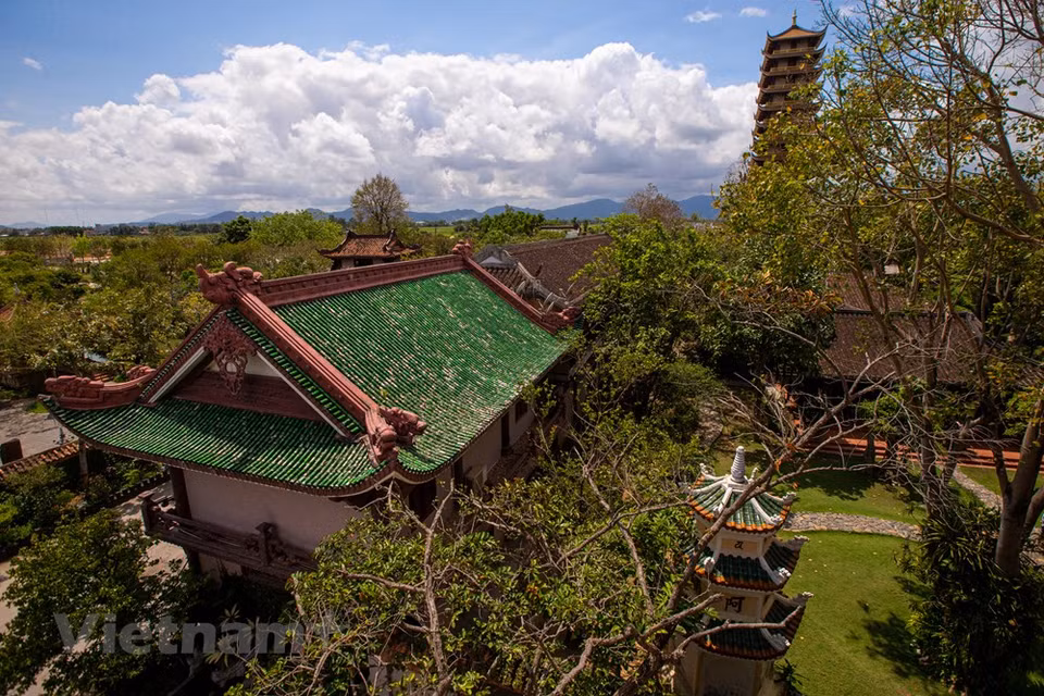 Binh Dinh ha sido conocida durante mucho tiempo como la antigua capital del Reino de Champa, y aún se quedan las reliquias del castillo Do Ban y las torres Cham. Sin embargo, en los últimos años, los turistas han venido a Binh Dinh no solo para admirar las torres Cham con su arquitectura única, sino también para visitar la famosa pagoda Thien Hung. La pagoda Thien Hung se encuentra en la autopista 1A, en la comuna de An Nhon, a unos 23 km del centro de la ciudad de Quy Nhon, en Binh Dinh. Los turistas que visitan Quy Nhon desde el aeropuerto de Phu Cat, podrán visitar la pagoda Thien Hung con facilidad. (Foto: Vietnam +)