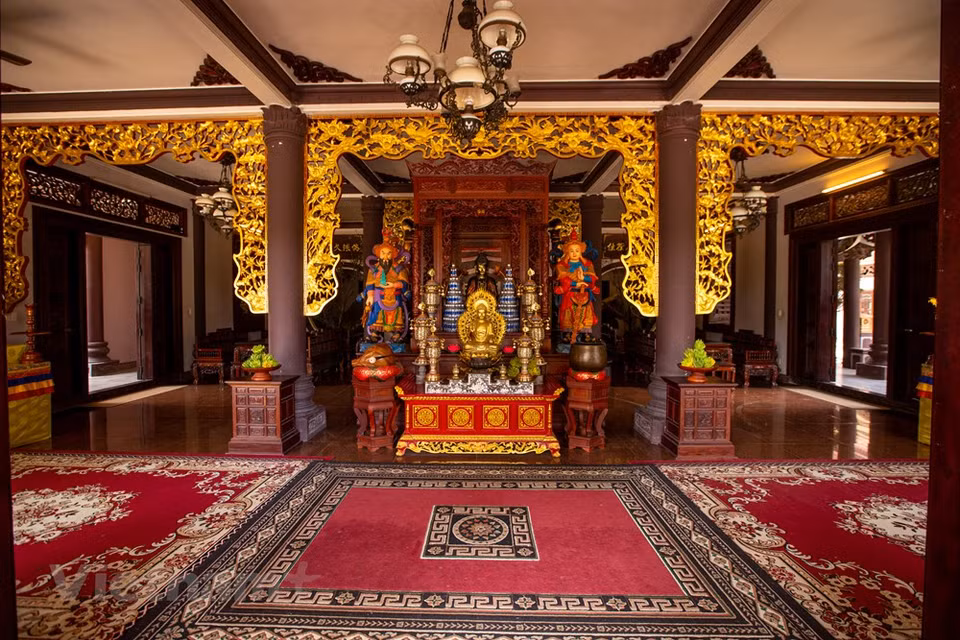 La pagoda de Thien Hung es uno de los destinos turísticos más atractivos de Binh Dinh, una tierra con una larga historia con la cultura Sa Huynh, que solía ser la antigua capital del reino de Champa, pero aún se conservan herencias como el castillo Do Ban y las torres Cham con un arte arquitectónico único, además tierra natal de muchos famosos. Las artes marciales y la diversidad cultural son ricas en varios tipos de artes como la cabaña de canciones, el canto de ópera y la música marcial de Tay Son. Binh Dinh también es conocido por su tradición. Las artes marciales y la diversidad cultural son ricas en varios tipos de artes como la cabaña de canciones, el canto de ópera, la música marcial de Tay Son, los vítores de la gente del mar, junto con festivales como el Dong Da, la fiesta de la pesca (Foto: Vietnam +)