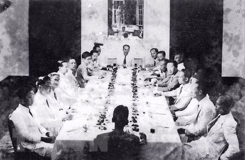 El 3 de septiembre de 1945, el Gobierno Provisional convocó su primera sesión, planteando cuestiones urgentes que eran el hambre, la analfabetismo y la organización de la elección general y la elaboración de una Constitución para la recién nacida República Democrática de Vietnam. (Foto: VNA)
