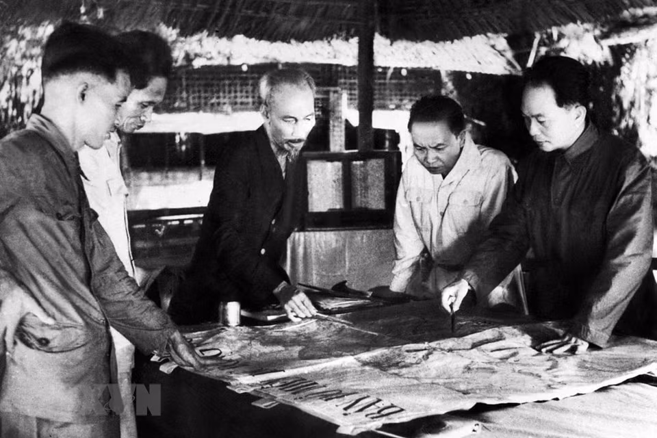 Comando de Campaña Dien Bien Phu: presidente Ho Chi Minh (centro); comandante en jefe, general Vo Nguyen Giap y camaradas en el comando de operación. (Foto: VNA)