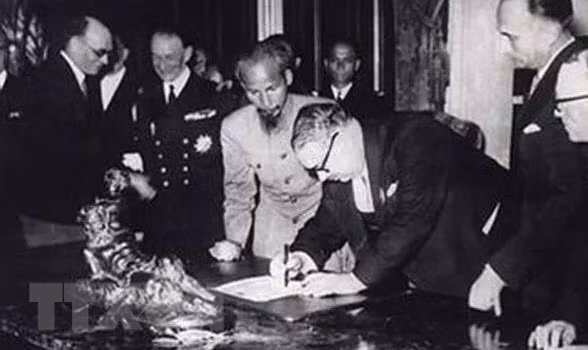 El presidente Ho Chi Minh, en nombre del gobierno de la República Democrática de Vietnam, firmó el 14 de septiembre de 1946 en París con representante de Francia el “Acuerdo preliminar”, para ceder algunos intereses económicos para tener tiempo a fin de construir y consolidar las fuerzas revolucionarias. (Foto: VNA)