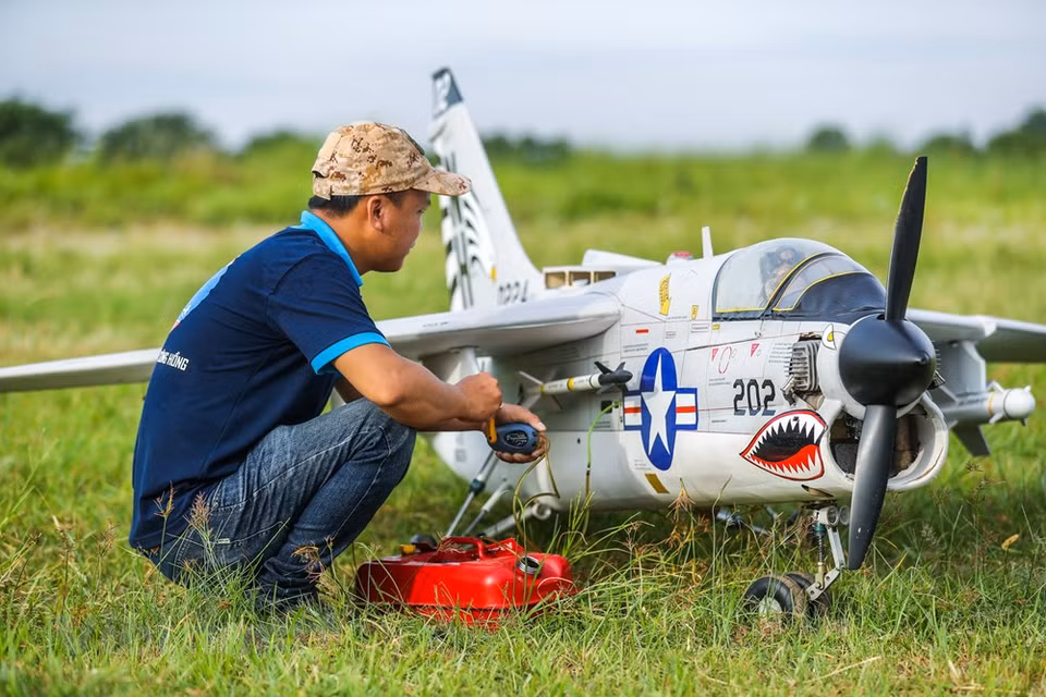 En los últimos años, el pasatiempo de jugar con modelos de aviones gigantescos ha atraído la atención de una gran cantidad de personas en Hanoi (Foto: Vietnam +)