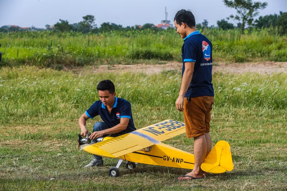 Los domingos en la mañana, los jugadores de modelos de aviones se reúnen en terrenos autorizados para realizar los vuelos. (Foto: Vietnam +)