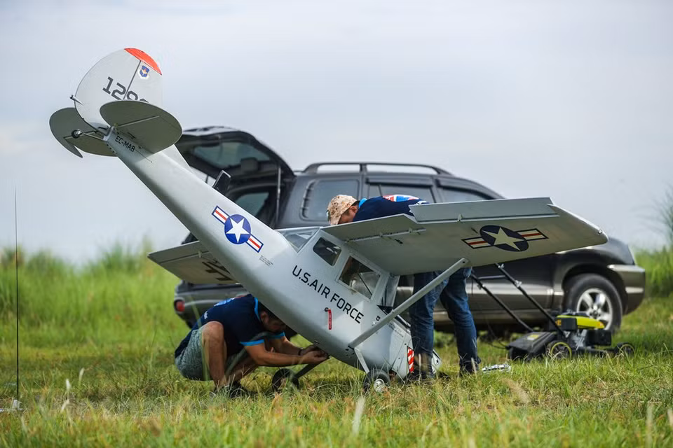 Todos los domingos por la tarde, a lo largo del río Rojo en el distrito de Hoai Duc, los jugadores compiten con sus aviones (Foto: Vietnam +)