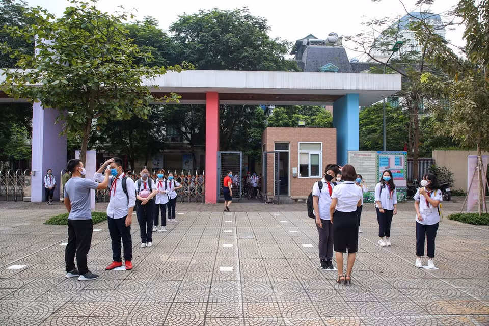 Los maestros dieron la bienvenida a los alumnos de la escuela secundaria número 1 en Hanoi (Foto: VNA)