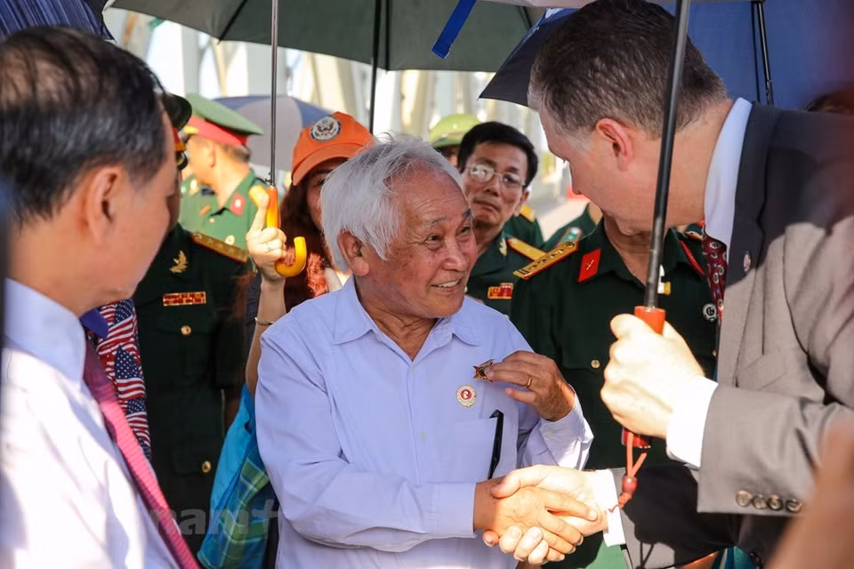 En 1965, durante la Guerra de Vietnam, el puente Ham Rong fue el objetivo de centenares de ataques de la Fuerza Aérea de los EE. UU. Las tropas norteamericanas no pudieron destruir el puente hasta 1972. (Foto: VNA)