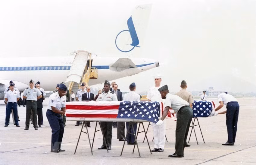 Vietnam y Estados Unidos han organizado más de cuatro mil búsquedas conjuntas de soldados norteamericanos desaparecidos durante la guerra, gracias a las cuales un total de mil restos fueron repatriados. Las dos partes continúan coordinando en la búsqueda de unos 200 mil mártires y soldados vietnamitas desaparecidos en la guerra. En la foto: La entrega de los restos de soldados estadounidenses en el Aeropuerto Internacional Noi Bai, en Hanoi el 5 de agosto de 1995 en presencia del Secretario de Estado, Warren Christopher. (Foto: VNA)