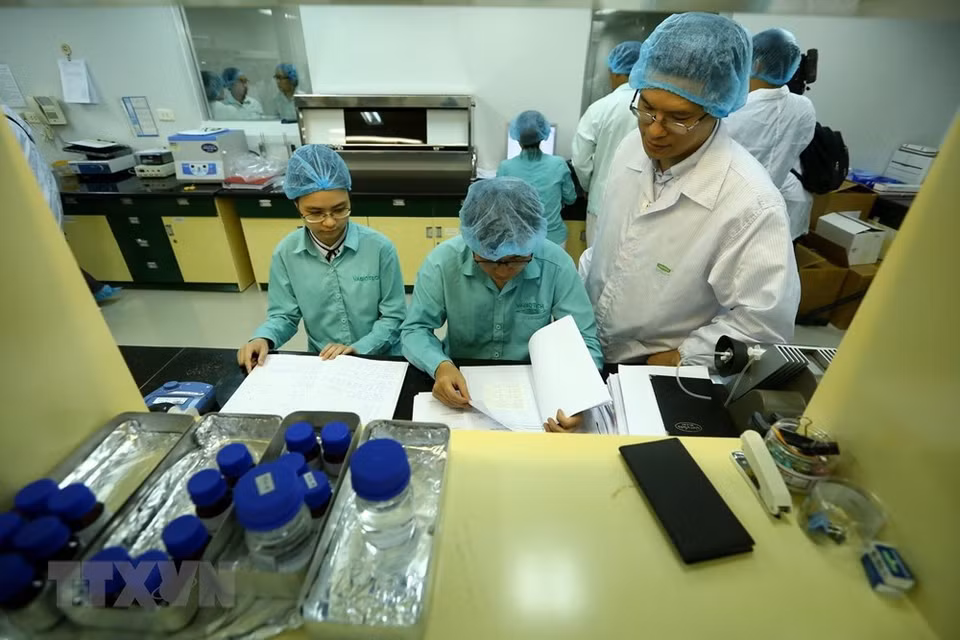 Vabiotech ha enviado a expertos al Reino Unido desde febrero, en colaboración con la Universidad de Bristol a toda prisa para producir cepas de antígeno durante casi dos meses. Al regresar a Vietnam, el equipo continuó en el laboratorio durante más de un mes para completar la selección de la vacuna. (Foto: VNA)