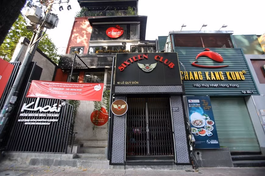 Restaurantes en la calle Le Quy Don en el Distrito 1, Ciudad Ho Chi Minh, se cierran por COVID-19 (Foto: VNA)