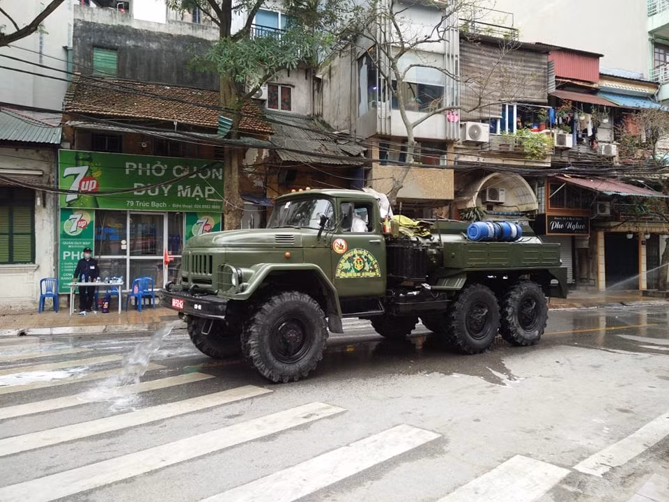 Las fuerzas de defensa química desinfectan el vecindario de las calles Tran Vu y Truc Bach (Foto: Vietnam+)