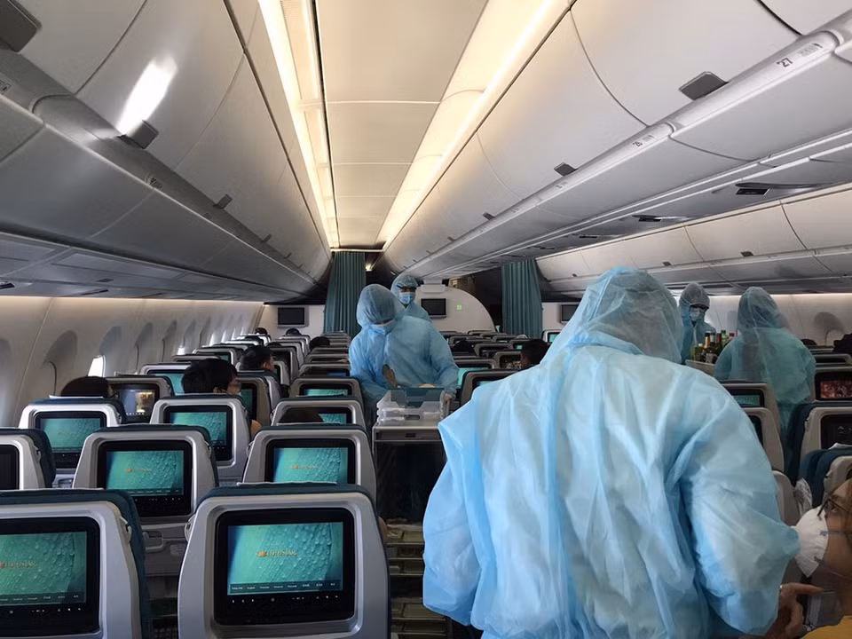 Los aeromozos usan ropas protectoras para atender a los pasajeros (Foto: cortesía de Vietnam Airlines)