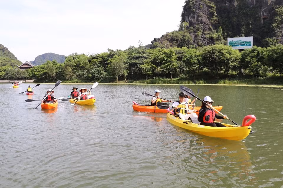 Los turistas podrán experimentar el nuevo servicio de kayak en Trang An, provincia norteña de Ninh Binh (Foto: VNA)