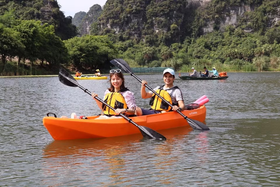 Los turistas experimentan kayak en el conocido complejo turístico de Trang An, en Ninh Binh (Foto: VNA)