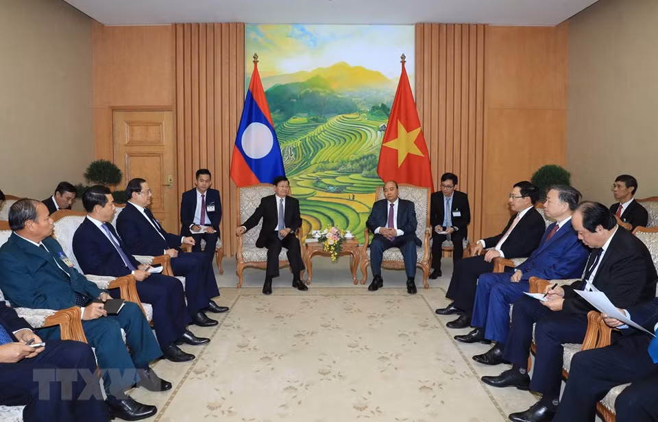 El primer ministro vietnamita, Nguyen Xuan Phuc, y su par laociano, Thongloun Sisoulith, copresidieron la 42 reunión del Comité Intergubernamental Vietnam-Laos. (Foto: VNA)
